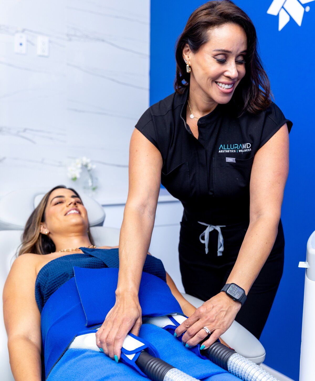 aesthetic professional delivering coolsculpting to a patients abdomen